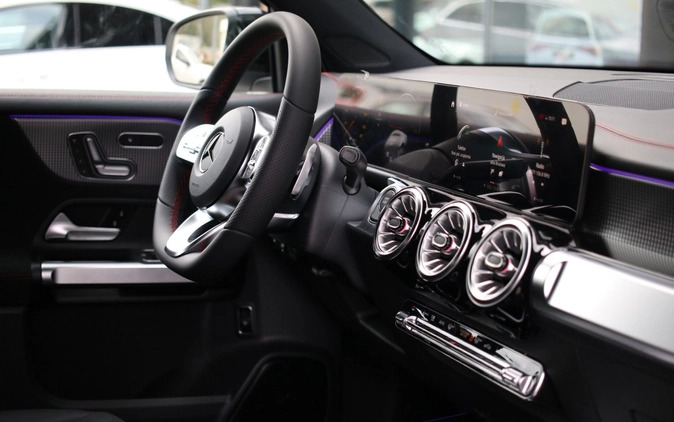 Mercedes-Benz EQB cena 252022 przebieg: 5, rok produkcji 2023 z Ćmielów małe 232